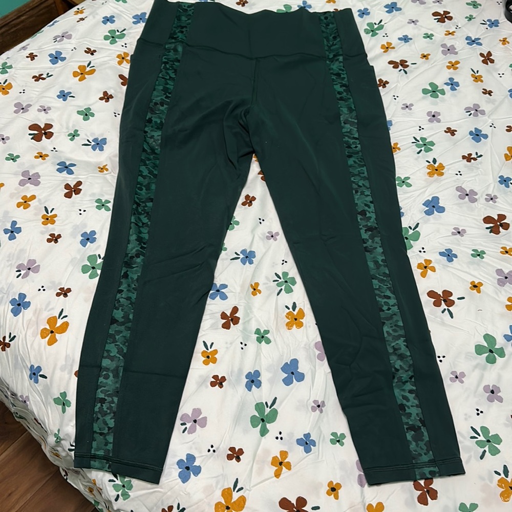 Athleta gently used Salutation Stash Pocket II Serene 7/8 Legging